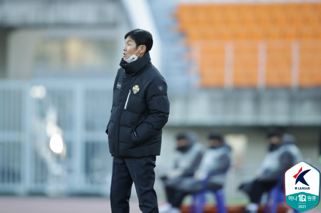 최용수 강원 감독이 3일 인천전에서 경기를 바라보고 있다. 제공 | 한국프로축구연맹