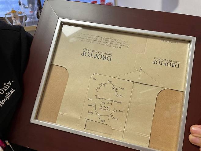 김성훈 경희대치과병원 교수가 커피를 마시다 생각해낸 치아 교정 치료법을 커피 캐리어에 적어 액자로 보관하고 있다. /김명지 기자