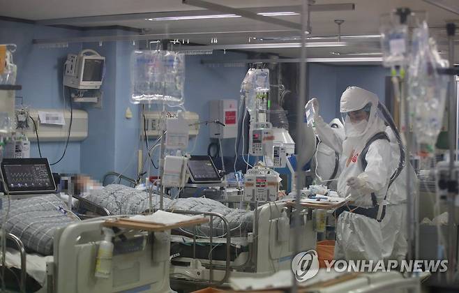 지난달 24일 코로나19 거점전담병원인 경기 평택 박애병원 중환자실에서 의료진이 진료하고 있다. /연합뉴스
