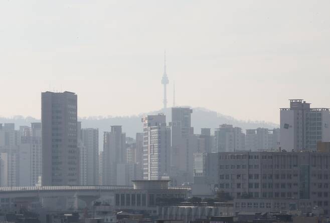 미세먼지 농도 '나쁨'을 보인 지난달 29일 서울 남산타워가 뿌옇게 보이고 있다. /연합뉴스
