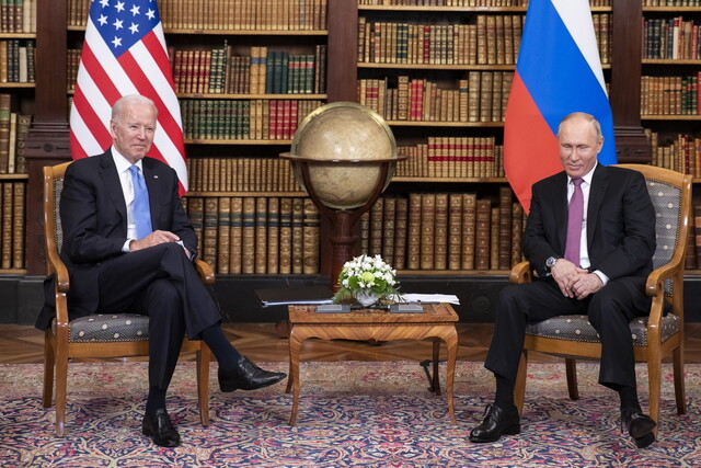 조 바이든(왼쪽) 미국 대통령과 블라디미르 푸틴 러시아 대통령이 지난 6월16일 스위스 제네바의 ‘빌라 라 그랑주’에서 첫 정상회담을 시작하면서 사진 촬영을 하고 있다. 제네바/EPA 연합뉴스