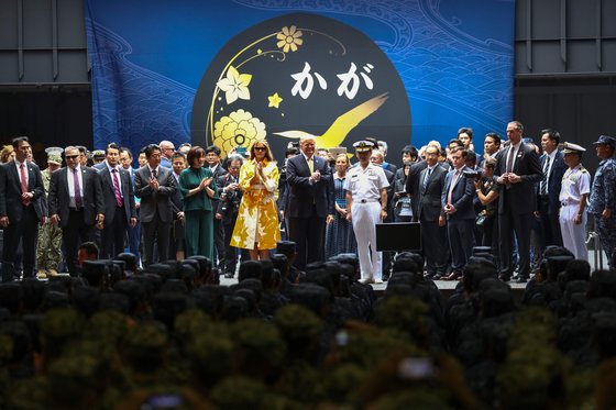 2019년 5월 8일 당시 도널드 트럼프 미국 대통령 부부가 아베 신조 일본 총리 부부와 함께 일본 해상자위대 헬기 호위함인 가가함에 올라 미일 해군 장병의 환영을 받고 있다. 연합=AFP