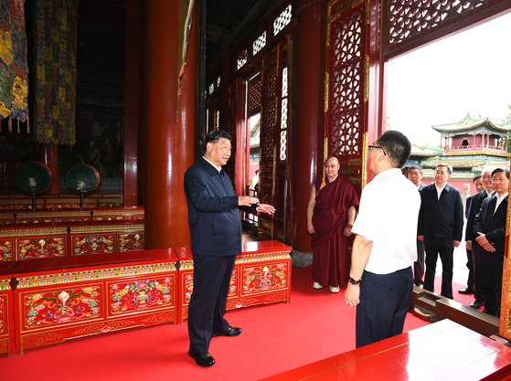 지난 8월 24일 시진핑 중국 국가주석이 허베이성 청더의 라마불교 승려를 양성하는 푸닝사를 방문해 종교 관련 지시를 내리고 있다. [신화=연합뉴스]