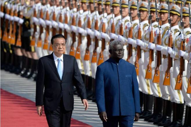 중국을 방문한 소가바레 솔로몬 제도 총리와 리커창 중국 총리 (출처: AFP, SCMP)