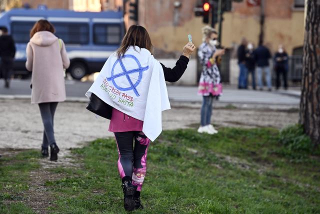 이탈리아에서 '그린 패스'를 반대하는 시위가 열리고 있다. EPA-ANSA 연합