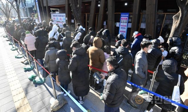 5일 서울 송파구보건소 선별진료소에 코로나19 선별 진료를 받기 위해 방문한 시민들이 길게 줄지어 서 있다.