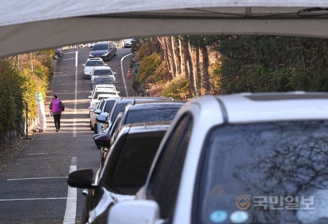 5일 서울 서초구 심산기념문화센터 드라이브스루 임시선별검사소에 코로나19 선별 진료를 받기 위해 방문한 차량들이 길게 줄지어 서 있다.