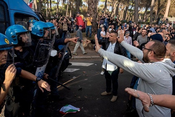 그린패스 도입을 반대하는 시위자들과 이탈리아 경찰이 대치하고 있다. / 사진 = CNN