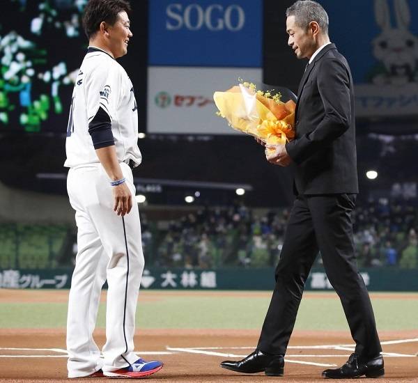 스즈키 이치로(오른쪽) 4일 일본 사이타마현 도코로자와시 메트라이프돔에서 열린 마쓰자카 다이스케 은퇴식에 깜짝 등장해 꽃다발을 건네고 있다. / 사진 = 연합뉴스