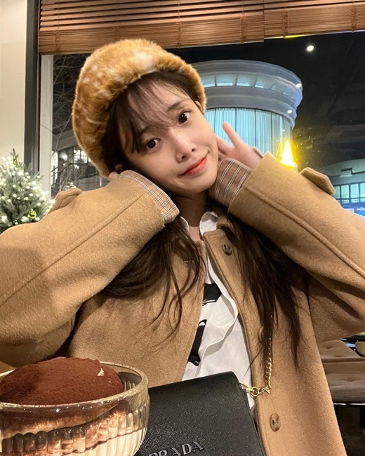 Yoo Ji-ae from Girl Group Lovelyz showed off her outstanding beauty.Yoo Ji-ae posted a picture of his recent situation on his instagram on the 5th with an article entitled Lipstickman for courtesy because he took a picture.Inside the picture is a picture of Yoo Ji-ae posing in front of the camera.Meanwhile, Yoo Ji-ae recently signed an exclusive contract with its new agency YGKei Plus.