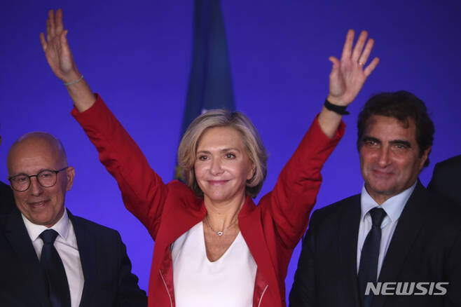[파리=AP/뉴시스] 발레리 페크레스 프랑스 일드프랑스 주지사가 4일 파리에서 열린 우파 공화당 대선후보 선출 투표에서 승리한 후 양팔을 위로 올리며 지지자들의 환호에 답하고 있다. 2021.12.05
