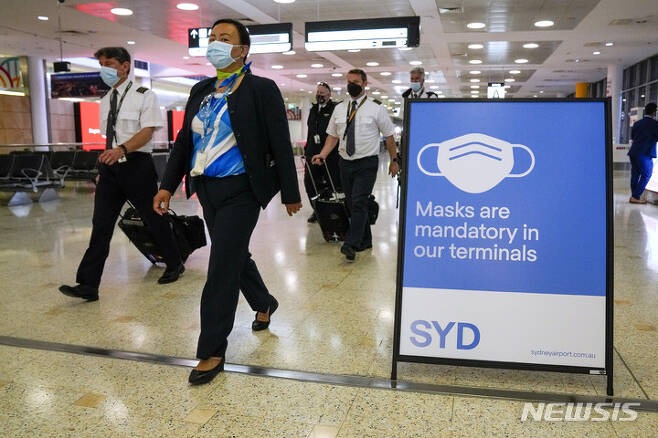 [시드니=AP/뉴시스] 지난달 29일 호주 시드니 공항에서 한 항공사 승무원들이 터미널을 빠져나오고 있다. 2021.12.05.