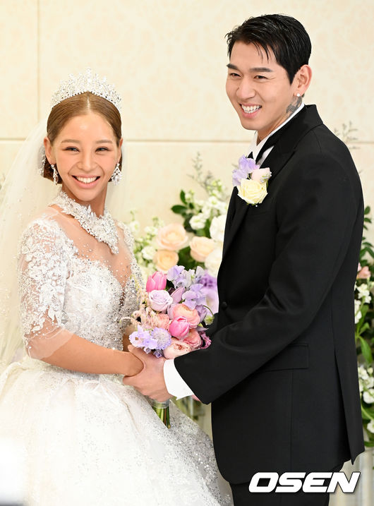 Rapper Trudie Goodwin and baseball player Rhee Dae-eun posted a Wedding ceremony at the Grand Hill Convention in Seoul on the afternoon of the 5th after four years of devotion.Trudie Goodwin won the cable channel Mnet Survival Program Until Pretty Rap Star 2 in 2015, and Rhee Dae-eun joined the Chicago Cubs in 2007 and played in the minor leagues and led the KT Wiz integrated championship.Trudie Goodwin and Rhee Dae-eun smile as they film: 2021.12.05