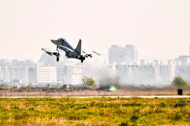 광주 광산구 공군 제1전투비행단 활주로에서 F-5 전투기가 이륙하고 있다. 세계일보 자료사진