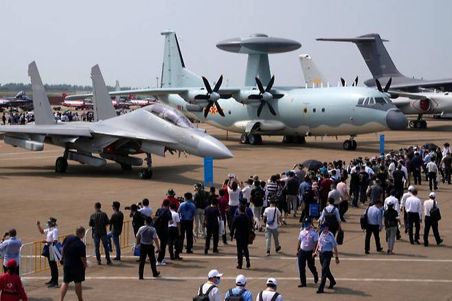 중국 주하이에서 지난 9월 29일 열린 주하이 에어쇼에 J-16D 전자전기(왼쪽)와 KJ-500 공중조기경보통제기가 전시돼 있다. 세계일보 자료사진