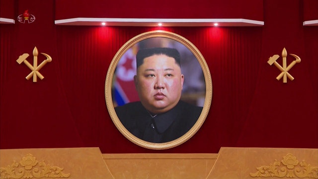 지난달 18일 평양에서 열린 '3대혁명 선구자 대회' 장소에 걸린 김정은 북한 국무위원장의 초상화. /연합뉴스