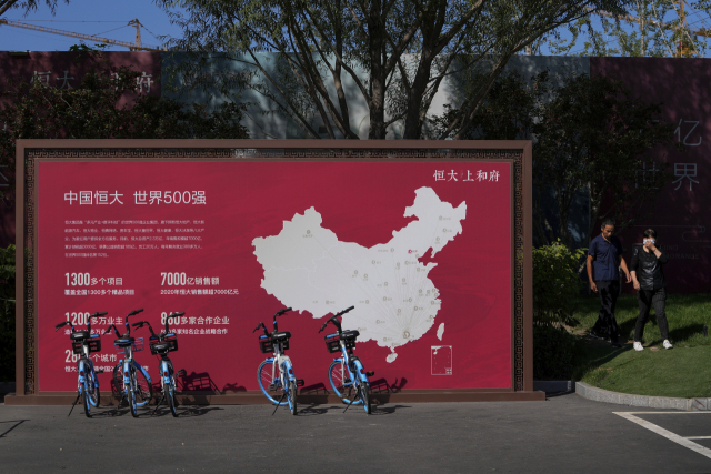 중국 베이징의 한 건설현장에 헝다의 사업 조감도가 걸려있다. 헝다의 디폴트 사태는 내년도 중국 경제의 전망을 흐리게 하는 주요한 이유다. /AP연합뉴스