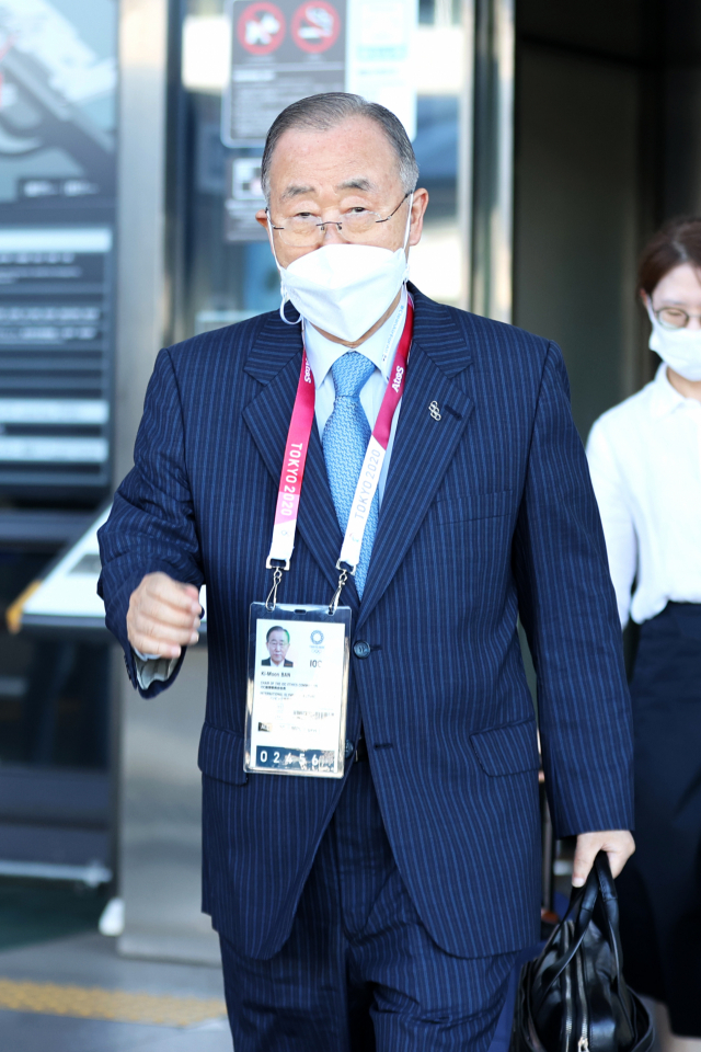 반기문 전 유엔 사무총장이 19일 오후 일본 나리타공항으로 입국하고 있다. /도쿄=올림픽사진공동취재단