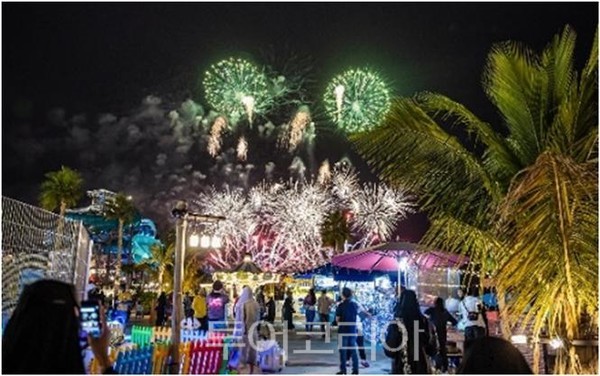 두바이 밤 하늘을 수놓은 불꽃놀이 (장소:라 메르).사진=두바이관광청