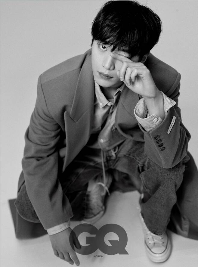 A pictorial by Actor Seo Kang-joon has been released.In the December issue of Jikyu Korea, Seo Kang-joon has a casual style and a chic charm that is casual.Especially, the intense eyes staring at Camera blended with the sensual mood and completed the unique atmosphere of Seo Kang-joon.I feel proud that I loved my work while running here, and I liked it when I was not troubled or solved well, he said.star* Star receives a report related to entertainers and entertainment workers.Please call me anytime. Thank you.