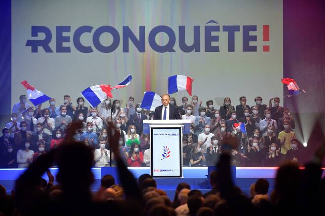 2022년 프랑스 대선 출마를 선언한 극우 성향의 언론인 에릭 제무르가 5일 파리 외곽 빌팡트의 파크데젝스포지시옹에서 열린 첫 파리 집회에서 자신의 대선 운동 명칭인 ‘재수복(Reconquête)’을 공개하고 있다. /연합=AFP