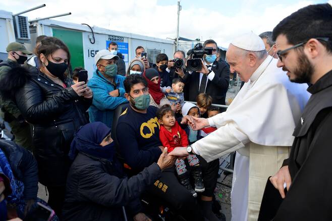 프란치스코 교황이 5일(현지시각) 그리스 레스보스섬의 난민 캠프를 방문하고 있다. /로이터·연합뉴스