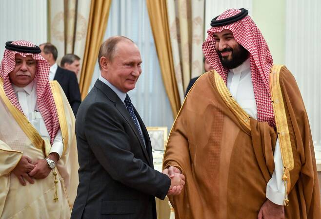 OPEC+의 주축인 블라디미르 푸틴(왼쪽) 러시아 대통령과 모하메드 빈 살만 사우디 왕세자. /트위터 캡처