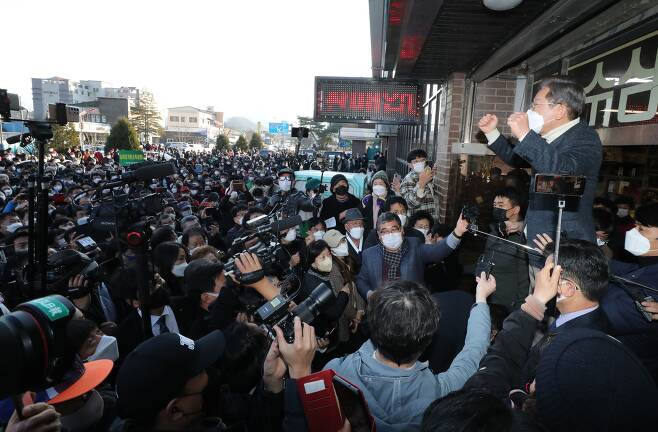 더불어민주당 이재명 대선후보가 5일 전북 진안군 인삼상설시장에서 즉석연설을 통해 지지를 호소하고 있다. /연합뉴스