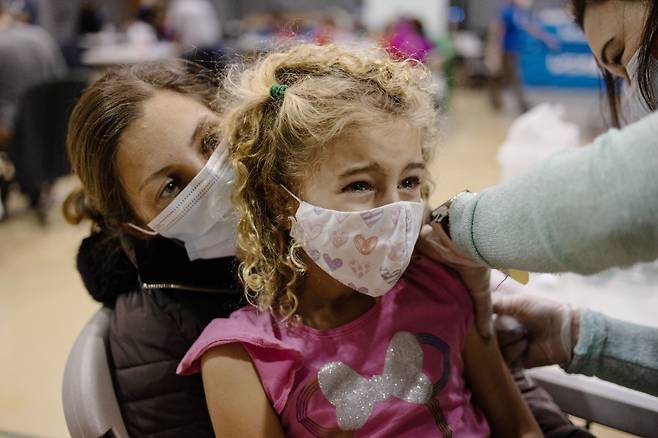 미국 펜실베니아주에서 6세 소녀가 코로나19 백신을 접종 받고 있는 모습. /로이터 연합