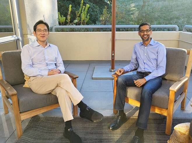 이재용(왼쪽) 삼성전자 부회장이 지난달 22일(현지시각) 미국 캘리포니아주 마운틴뷰 구글 본사에서 순다르 피차이 구글 CEO와 만나 기념 촬영을 하고 있다. /삼성전자 제공