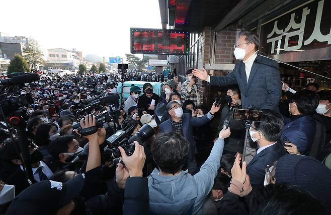 더불어민주당 이재명 대선후보가 5일 전북 진안군 인삼상설시장에서 즉석연설을 통해 지지를 호소하고 있다. /연합뉴스