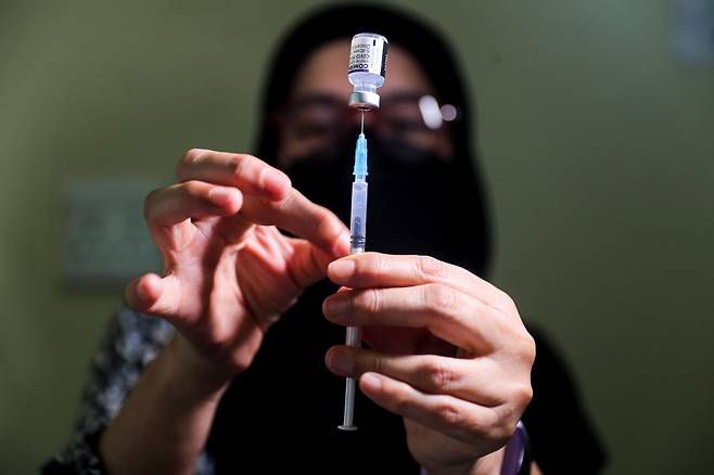 남아프리카공화국 수도 요하네스버그 의료진이 4일 화이자 코로나19 백신 접종을 준비하고 있다./로이터=연합뉴스