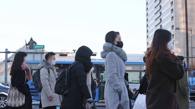12월 1일 오전 서울 광화문광장에서 시민들이 두꺼운 옷차림을 한 채 걸어가고 있다. /연합뉴스