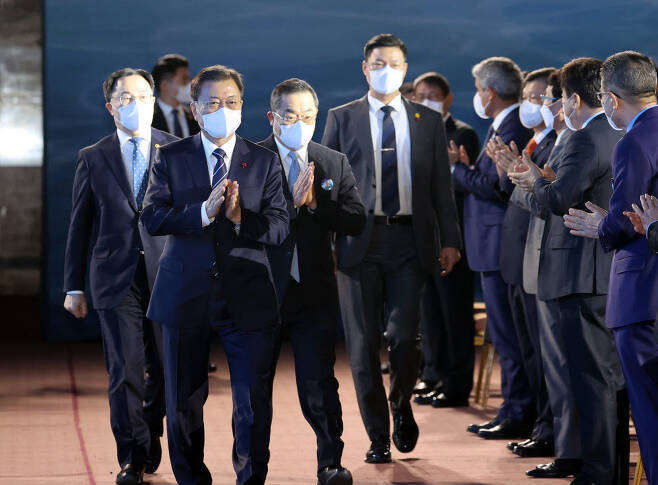 문재인 대통령이 6일 서울 강남구 코엑스에서 열린 제58회 무역의날 기념식에 입장하고 있다. 연합뉴스