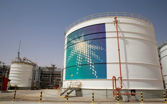지난 2018년 5월 22일 사우디아라비아 샤이바 유전지대에서 촬영된 아람코의 석유저장탱크.로이터뉴스1