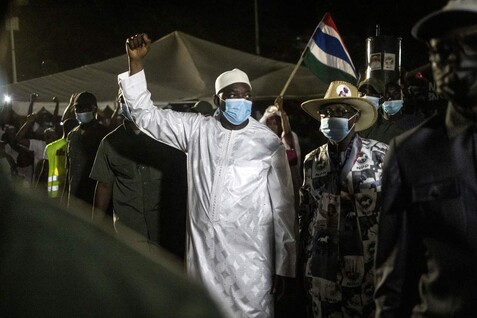 감비아의 아다마 배로 대통령이 2일 막바지 대선 유세에서 지지자들에게 손을 흔들고 있다. 반줄/AFP 연합뉴스