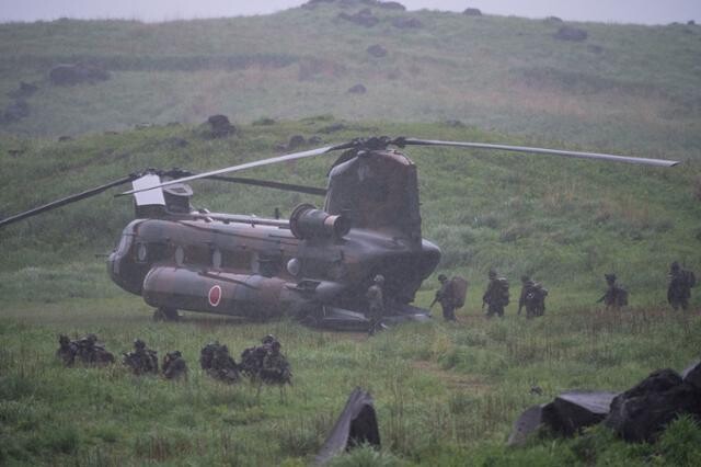 프랑스 육군과 일본 자위대가 지난 5월 미야자키현 기리시마연습장에서 낙도 방위 훈련을 벌이고 있다. 미야자키/AP 연합뉴스