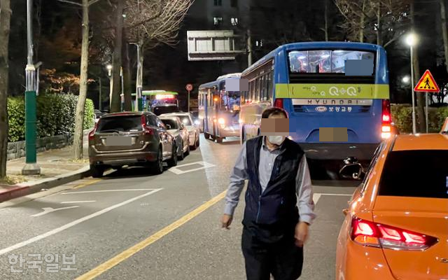 3일 오후 서울 양천구 목동 아파트 단지 사잇길 주차된 차량들 때문에 교행이 불가능해진 시내버스가 후진을 해서 맞은편 버스에게 길을 내주고 있다. 김재현 기자