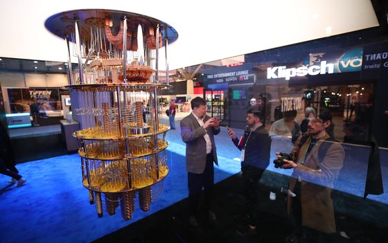 지난 2019년 미국 라스베이거스에서 열린 소비자가전쇼에서 관람객들이 상업용 양자컴퓨터 ‘IBM Q 시스템 원’을 살펴보고 있다. [연합뉴스]