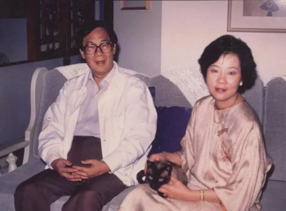 대만 작가 보양(왼쪽)과 부인 장샹화의 1990년대 모습. 시인 장샹화는 남편의 저작 『추악한 중국인』의 일부 내용이 대만 중학교 교과서에 실리는 걸 반대한다. [중국청년보망 캡처]