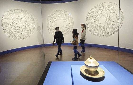 발굴 당시 왕비의 머리 쪽에서 발견된 은잔은 은 뚜껑과 잔, 청동으로 된 받침 세트다. 연꽃과 산봉우리, 인면조·용·봉황 등 신수 등을 새겨 신선의 세계를 담아내 당시 백제인의 사상을 엿볼 수 있다.