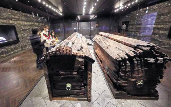 소중 학생기자단이 복원된 왕과 왕비의 목관을 살펴보고 있다. 재단 흔적과 결합방법부터 못·장식에 이르기까지 정밀 조사 결과를 반영해 복원했고, 3D 스캔을 통해 실제 크기로 재현한 것도 함께 전시한다.