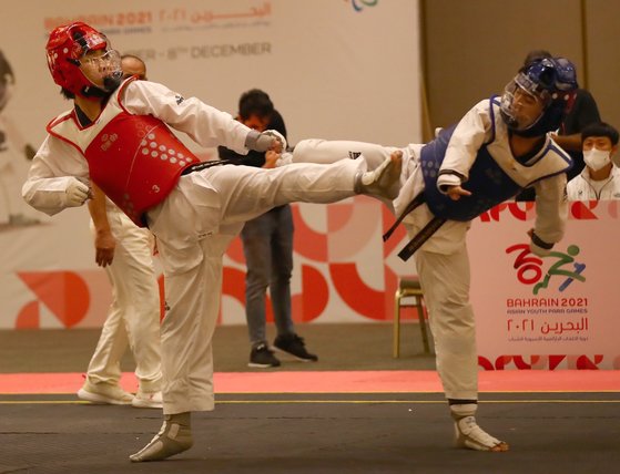 2021 바레인 아시아장애인청소년경기대회 태권도 남자 K44 63kg급에서 금메달을 딴 이동호(왼쪽). [사진 대한장애인체육회]