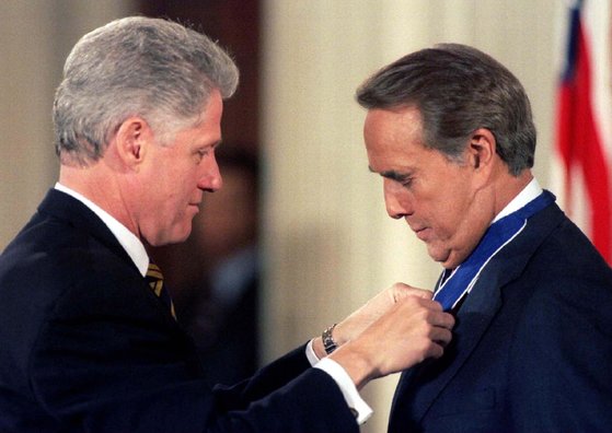 적수였던 빌 클린턴 당시 대통령에게 '자유의 메달' 훈장을 받는 밥 돌 당시 의원. 로이터=연합뉴스