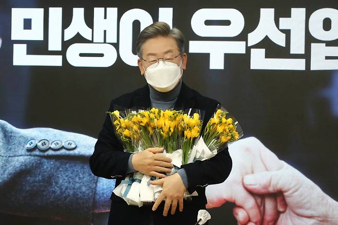 이재명 더불어민주당 대선후보가 6일 오전 서울 여의도 당사에서 열린 전국민선대위에 참석한 소상공인들이 준비한 꽃을 받고 있다. [국회사진기자단]
