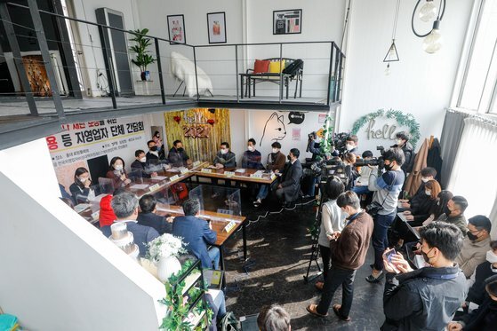 심상정 정의당 의원이 지난 3월 9일 서울 마포구 파티룸 홍대 로망플뢰브에서 열린 '제대로 된 코로나 재난 보상을 위한 손실보상 소급적용 등 자영업자 단체 간담회'에서 인사말을 하고 있다. 뉴스1