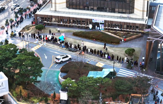 5일 오전 서울 송파구보건소 선별진료소에서 코로나 검사를 받으려는 시민들의 줄이 보건소를 둘러싸고 길게 이어져 있다. 우상조 기자