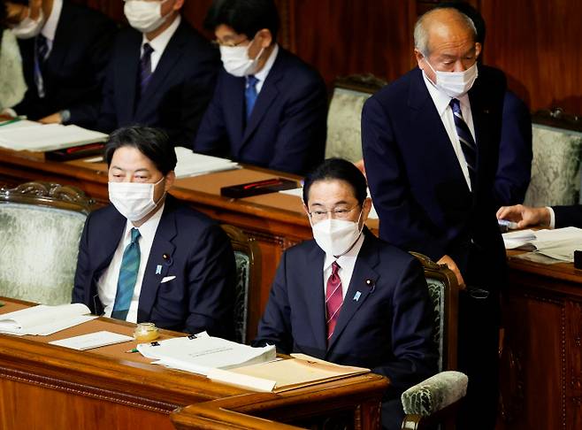 기시다 후미오 일본 총리(오른쪽)가 6일 열린 일본 임시국회에 참석했다. 도쿄 | 로이터연합뉴스
