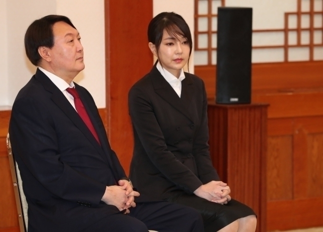 (왼쪽부터) 윤석열 전 검찰총장, 부인 김건희 씨 / 사진=청와대사진기자단