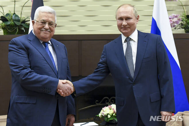 [소치(러시아)=AP/뉴시스]지난 달 23일  러시아 소치에서 블라디미르 푸틴 러시아 대통령과 만난 마무드 아바스 팔레스타인 자치정부 수반(왼쪽) . 2021.11.24.